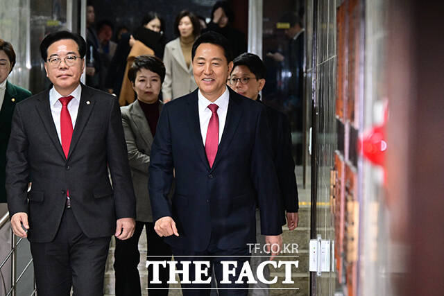 국민의힘-서울특별시 부동산정책협의회에 참석하는 송언석 원내대표(왼쪽)와 오세훈 서울시장의 모습.