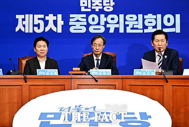 인사말 하는 정청래 더불어민주당 대표(오른쪽).