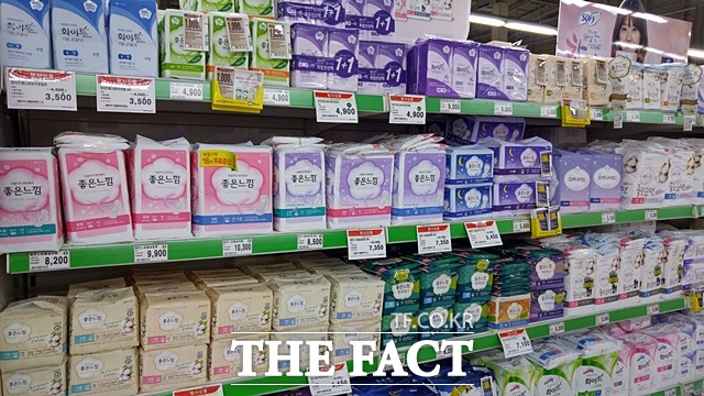 이재명 대통령의 쓴소리 이후 제조업계와 유통업계가 중저가 제품 출시와 대규모 할인에 경쟁적으로 나서고 있다. 다만 기형적인 유통 구조와 가격 거품을 해결하지 않는 한 물가 안정 효과는 미봉책에 불과할 것이라는 지적이 나온다. /더팩트DB