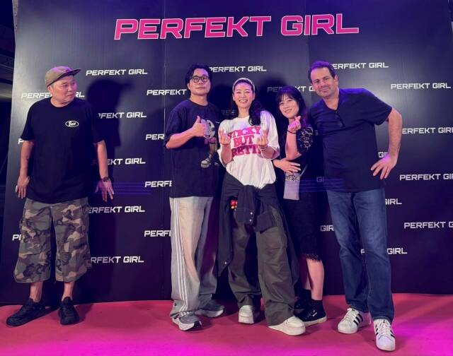 아덴 조(가운데)는 제작자 겸 배우로 이름을 올린 영화 퍼펙트 걸로 전 세계 관객들과 만날 예정이다. 그는 심리 스릴러 장르이고 블랙스완 서브스턴스 스크림이 합쳐진 느낌이라고 설명했다. / 영화 퍼펙트 걸