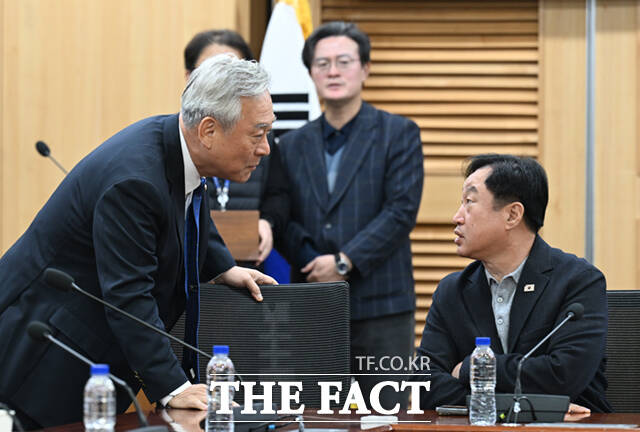 2일 서울 여의도 국회 의원회관에서 열린 더불어민주당 초선모임인 더민초의 조국혁신당 합당 관련 의견 수렴을 위한 간담회에서 좌장인 이재강(왼쪽)이 김준혁 의원과 대화하고 있다. /이새롬 기자