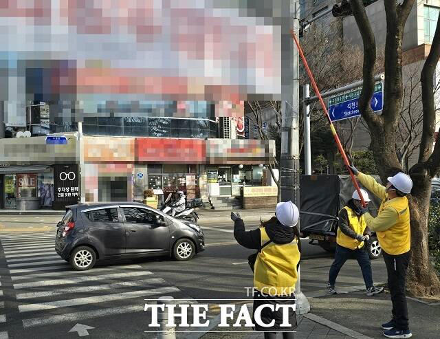 부천시 관계자들이 불법 현수막을 철거하고 있다. /부천시