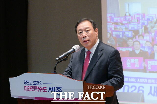 최민호 세종시장이 2일 시청 여민실에서 열린 2월 직원소통의 날을 통해 메시지를 전하고 있다. /세종시