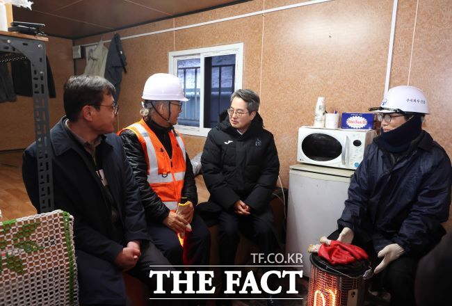 2일 오전 김동연 경기도지사가 수원시 제설전진기지를 찾아 관계자들을 격려하고 있다. /경기도