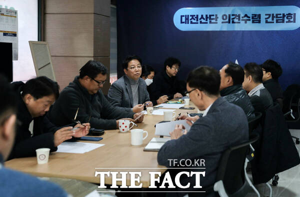 김찬술 전 대전시의회 의원이 2일 대덕구 중리동 사무실에서 대전산단과 공구상가 관계자, 대덕구민 등 10여 명이 참석한 가운데 대전산단 관련 의견 수렴 간담회를 열었다. /김찬술 전 대전시의원