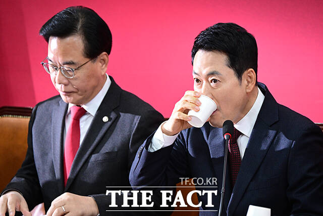 목 축이는 장동혁 대표.