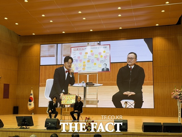 창원시장 출마를 준비 중인 이은 전 창원시 정무특보가 출판기념회에서 참석자들과 소통의 시간을 갖고 있다. /창원=이경구 기자