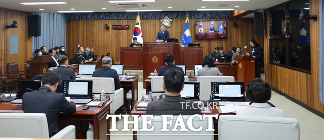 울진군의회가 2일 제289회 임시회를 개회하고, 3일까지 회기에 들어갔다. 김정희 의장이 개회사를 하고 있다. /울진군의회