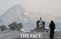  밤새 눈 쌓인 서울 '조심조심 출근길' [TF사진관]