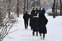  갑작스런 눈 소식에…하얗게 변한 여의도 [TF사진관]