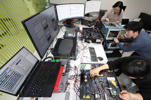 KT가 초당 30만개(300kbps)의 암호키를 생성할 수 있는 양자 암호키 분배 장비를 자체 개발했다. /KT