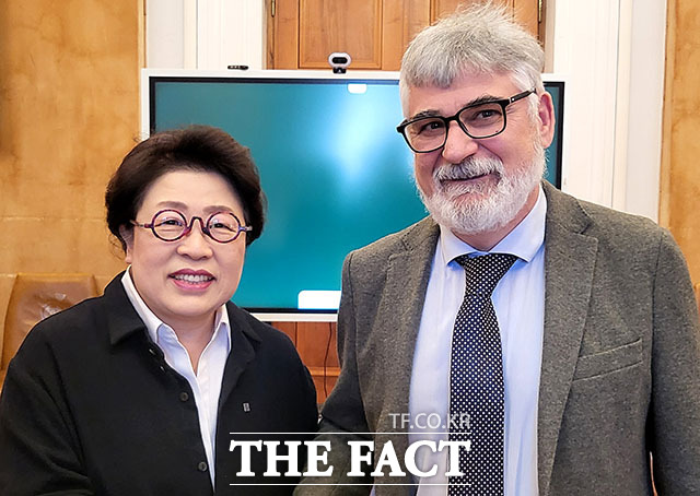 상명대와 이탈리아 사피엔차 대학이 교류 및 협정체결 논의를 마친 후 김종희 총장(왼쪽)과 카를로 마씨모 카씨올라(Carlo Massimo Casciola) 공과대학장이 기념사진을 찍고 있다. /상명대학교