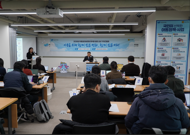 아동권리보장원은 3일 서울시 광화문 본사에서 기자간담회를 열고 올해 아동학대 의심사망 분석 체계 도입, 드림스타트 지원체계 강화, 보호대상아동 권리 보장 강화, 입양기록물 관리체계 개편에 나선다고 밝혔다. 사진은 이날 기자간담회에서 발언하는 정익중 아동권리보장원 원장. /아동권리보장원