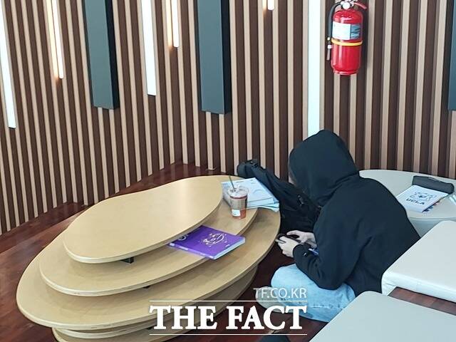 포항시 포운흥해도서관의 2·3층 계단 경사면에 위치한 하모니 스텝의 책상 테이블이 비실용적이어서 독서나 공부가 불가능하다. 주말이면 이곳 도서관의 열람석은 항상 부족하다. /박진홍 기자