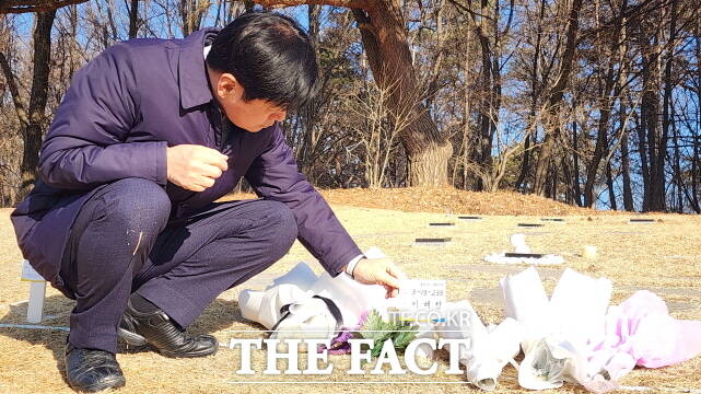 이춘희 전 세종시장이 3일 이해찬 전총리 묘소를 방문하고 있다. /이춘희 사무실