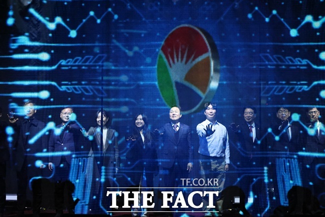 박완수(가운데) 경남도지사가 3일 창원컨벤션센터에서 열린 경남 인공지능 대전환 선포식에서 홀로그램 터치 세리머니를 하고 있다. /경남도