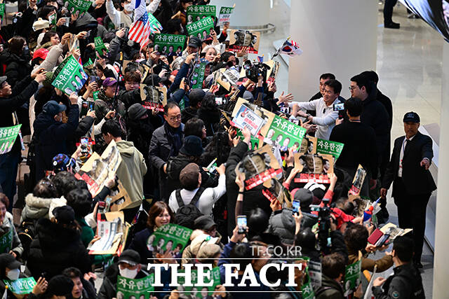 전 한국사 강사 전한길 씨가 3일 인천국제공항 제2여객터미널로 귀국해 지지자들과 인사하고 있다. /인천국제공항=남윤호 기자