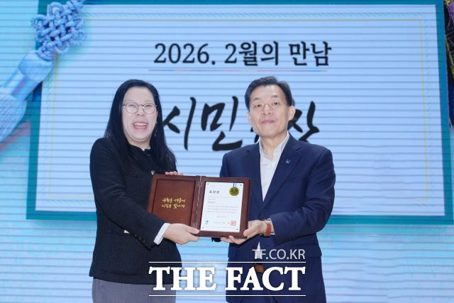 표창장을 수여하는 이재준 수원시장(오른쪽)과 기뻐하는 이혜련 씨. /수원시