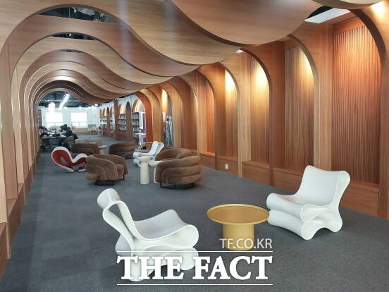 주말이면 열람석이 턱없이 부족한 포항시 포은흥해도서관 2·3층 자료실에는 불필요한 쉼터가 많은 공간만 차지하고 있다. 이곳은 책을 읽기에도 의자가 불편하다. /박진홍 기자