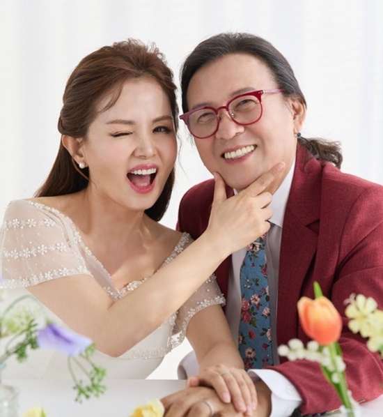 나미애는 지난해 9월 서울 영등포구 규수당 문래점에서 히트 작곡가 김인효와 결혼식을 올리며 인생 후반전의 새로운 출발을 알렸다. /더쎄븐엔터테인먼트