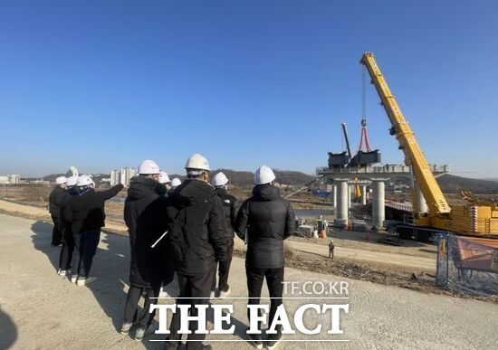 경기 파주시가 지난달 5일부터 30일까지 운영한 합동설계단 소속 공무원들이 지난 1월 27일 파주시 조리읍 캠프하우즈 거더 설치 현장을 견학하고 있다. /파주시
