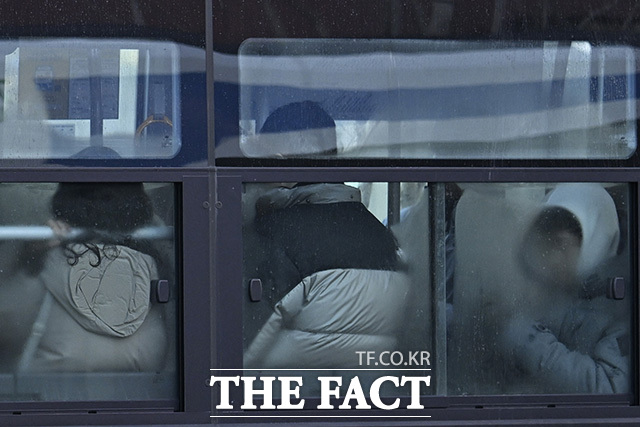 정차한 버스 창문에 김이 서려 있다.