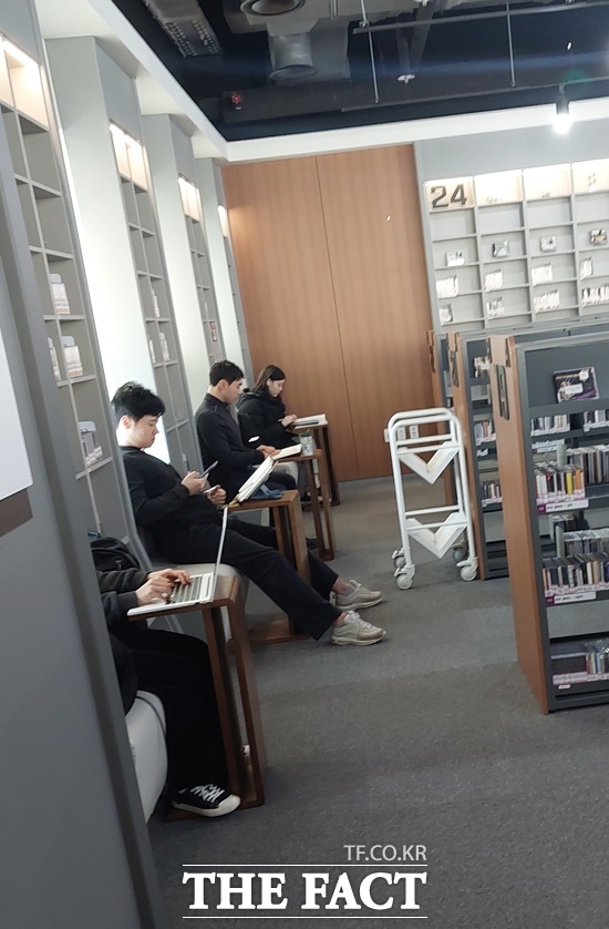 포항시립포은흥해도서관 2층 음악자료실 한켠에 비좁은 간이 테이블 좌석에 시민들이 불편한 자세로 책을 보고 있다. 열람석이 부족하기 때문인데 그럼에도 2·3층 자료실에는 불필요한 쉼터들이 곳곳에 설치돼 넓은 공간만 차지하고 있다. /박진홍 기자