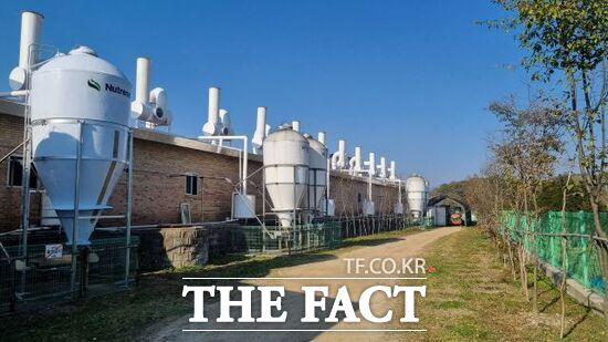 경기도 내 한 축산농가가 악취 문제를 개선하기 위해 악취 저감시설을 설치한 모습. /경기도