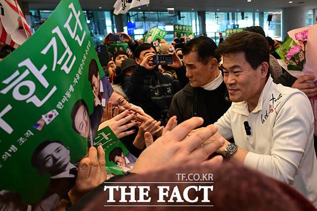 전 한국사 강사 전한길 씨가 3일 인천국제공항 제2여객터미널로 귀국해 지지자들과 인사하고 있다. /인천국제공항=남윤호 기자