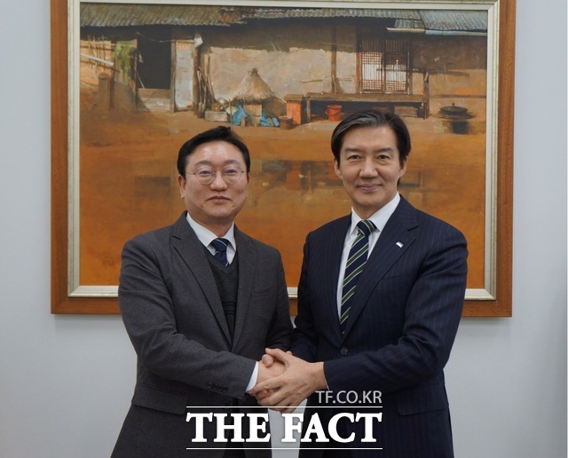 명창환 전 전남도 행정부지사가 2일 조국혁신당 입당한 뒤 조국 대표와 기념 촬영을 하고 있다. /명창환 전 부지사