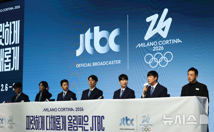 지난 1월 14일 서울 영등포구 페어몬트 앰배서더 서울 호텔 그랜드볼룸에서 열린 JTBC 2026 밀라노 코르티나 동계올림픽 기자간담회 장면. 사진 왼쪽부터 윤성빈 해설위원, 김아랑 해설위원, 곽윤기 해설위원, 이승훈 해설위원. 성승헌 캐스터, 배성재 캐스터, 곽준석 JTBC 편성전략실장. / 뉴시스