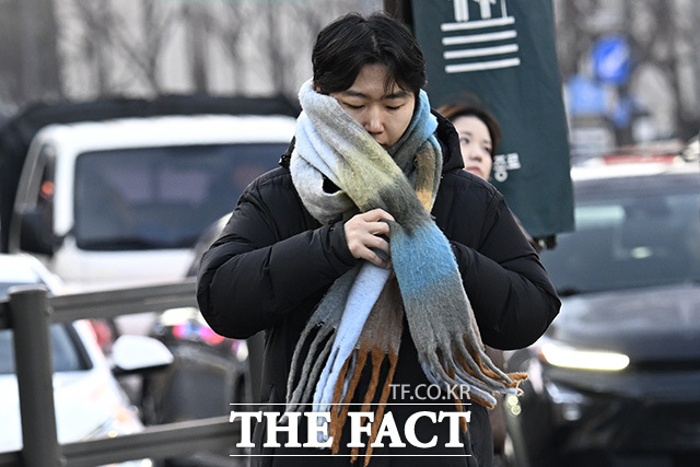 절기상 입춘을 하루 앞두고 아침 최저기온이 영하 7도를 기록한 3일 오전 서울 종로구 세종대로사거리에서 한 시민이 목도리를 두르고 있다. /송호영 기자