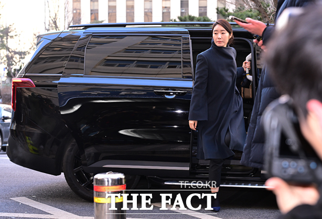 김경 전 서울시의원에게 공천헌금 명목으로 1억원을 수수한 의혹을 받는 강선우 무소속 의원이 3일 경찰에 출석했다. /이새롬 기자