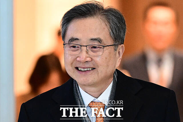 조현 외교부 장관이 3일 인천국제공항에서 미국 워싱턴DC로 출국하며 미소짓고 있다. 조현 장관은 이번 방미에서 마코 루비오 미국 국무부 장관과 한미외교장관회담, 핵심광물회의 참석 등 일정에 나선다. /인천국제공항=남윤호 기자