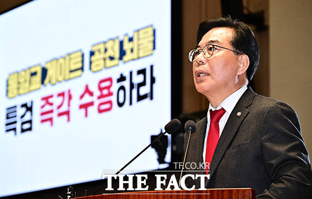 송언석 국민의힘 원내대표가 3일 이재명 정부는 대통령이 중차대한 국정 어젠다를 회피하고 장관이 챙겨야 할 부처 현안을 시시콜콜하게 다 챙기고 있다고 비판했다. 사진은 송 원내대표가 전날 오후 서울 여의도 국회에서 열린 의원총회에 참석해 모두발언을 하고 있는 모습. /배정한 기자