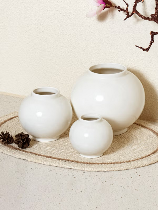 균일가 생활용품점 아성다이소가 풍수 인테리어 기획전을 진행한다. 달항아리와 호리병, 부적 등 30여 종의 풍수 콘셉트 제품들을 선보인다. /아성다이소