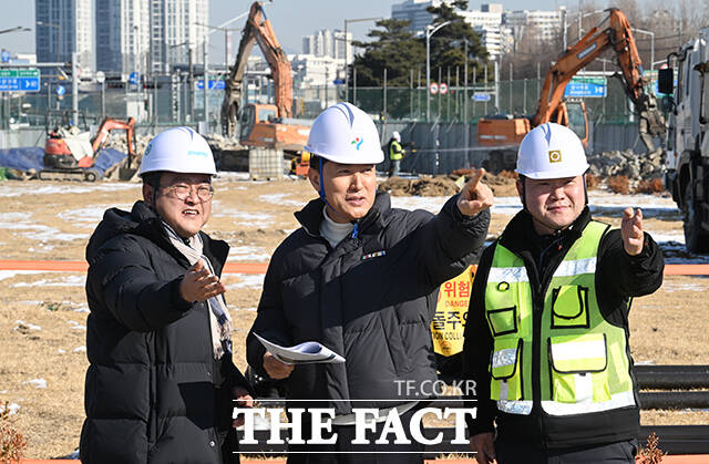 오세훈 서울시장(가운데)이 3일 오전 서울 성동구 삼표레미콘 부지를 찾아 관계자의 설명을 듣고 있다. /박헌우 기자