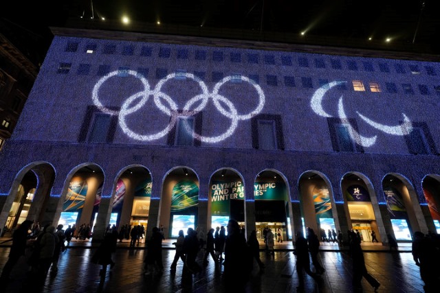 지난 1월 28일(현지 시간) 이탈리아 밀라노 두오모 고딕 대성당 건물 전면 외벽에 2026 밀라노·코르티나담페초 동계올림픽 오륜이 투사되고 있다. /AP뉴시스