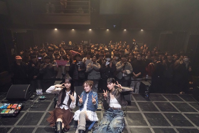 싱어송라이터 공원 김푸름 이지카이트(왼쪽부터)가 스포티파이와 CJ문화재단이 협업한 TUNE UP MEETS FRESH FINDS의 두 번째 뮤지션으로 선정돼 합동 공연을 펼쳤다./스포티파이