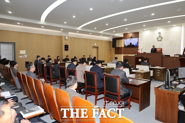 서천군의회가 2일 제338회 임시회 제1차 본회의를 열고 2026년도 주요업무 보고 및 안건 심의에 돌입했다. /서천군의회