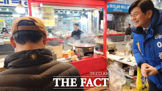 이춘희 전 세종시장이 전통시장을 찾아 시민을 만나고 있다. /이춘희 사무실