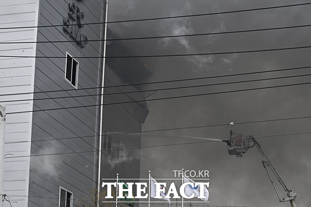 소방 당국이 사다리차를 동원해 화재를 진압하고 있다.
