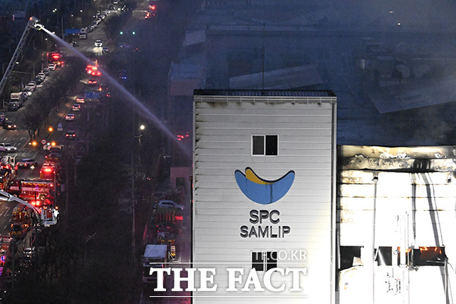 3일 오후 2시 59분께 경기 시흥시 정왕동 SPC삼립 시화공장에서 화재가 발생한 가운데 소방 당국이 화재를 진압하고 있다. /시흥=송호영 기자