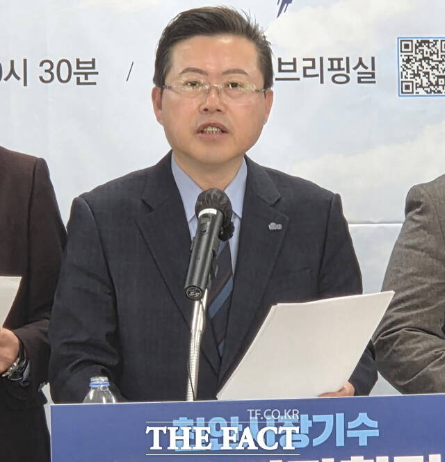 장기수 더불어민주당 정책위부의장이 3일 천안시청 브리핑실에서 천안시장 선거 출마를 공식 선언하고 있다. /정효기 기자