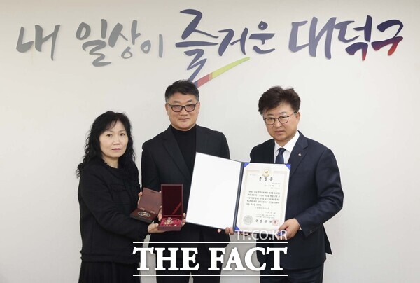 최충규 대덕구청장(오른쪽)이 3일 6·25전쟁 참전유공자인 고(故) 허곤 하사의 유족에게 화랑무공훈장을 전달하며 감사의 말을 전하고 있다. /대전 대덕구