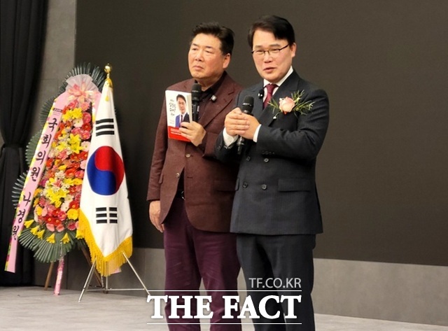 이재만 전 동구청장(오른쪽)은 2일 출판기념회를 열고 보수 유튜버 고성국 씨와 북토크를 하고 있다. /박병선 기자