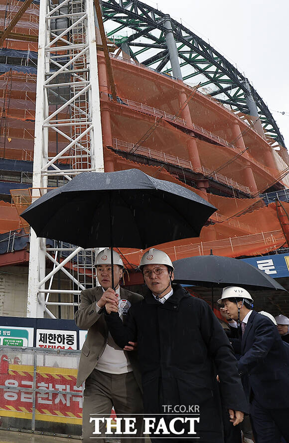 공연업계에서는 서울시 도봉구 서울아레나가 완공되면 공연장 부족 현상이 어느정도 해소될 것으로 기대하고 있다. 사진은 2025년 11월 김민석 국무총리가 서울아레나 건립 현장을 점검하는 모습이다./임영무 기자