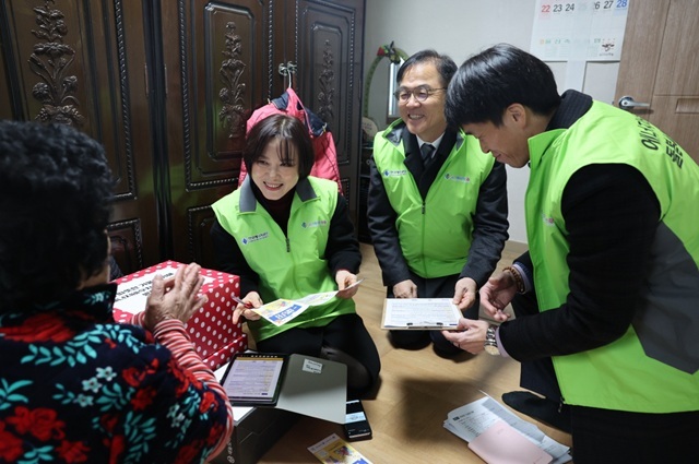 최재관 한국에너지공단 이사장(오른쪽 두번째)이 3일 에너지복지 소외 현장을 방문해 방한 용품 등을 전달하고 있다. /한국에너지공단