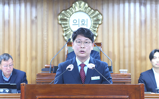 손성호 영주시의회 의원이 제298회 시의회 임시회 제1차 본회의에서 5분 자유발언을 통해 침체된 지역 농업의 돌파구로 약용작물의 전략적 육성을 제안하고 있다. /영주시의회