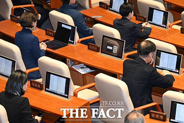 공천헌금 의혹으로 경찰 조사중인 강 의원의 빈자리.